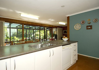 Kitchen to sunroom (2005-12-22)