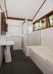 Bathroom (2013-05-09)
