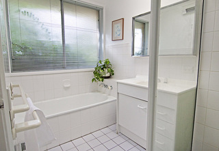Bathroom (2009-12-01)