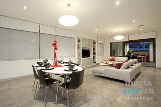 Casual Dining to Family Room (2013-08-08)