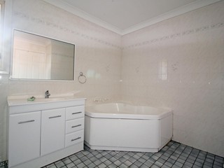 5/7 Wiseman Avenue North Wollongong - Bathroom (2018-02-19)