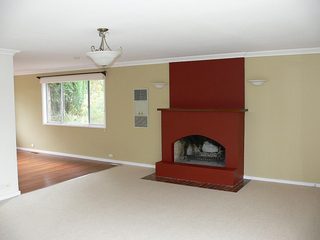 Lounge/fireplace (2007-04-05)