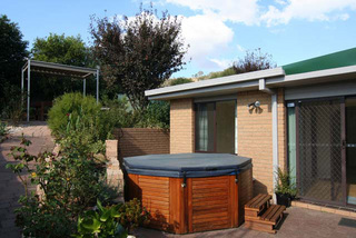 Rear courtyard (2006-03-30)