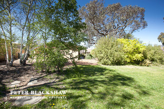Side garden to green space (2014-01-14)