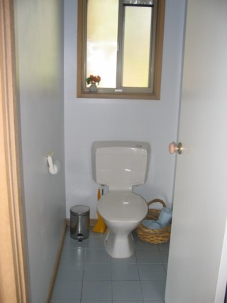 Seperate Toilet (2004-04-20)