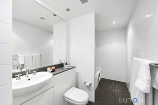Main Bathroom (2017-09-14)