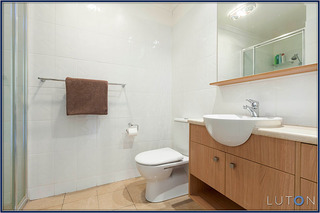 Bathroom (2012-11-09)