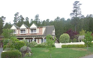 Neighbouring homes (2006-10-18)