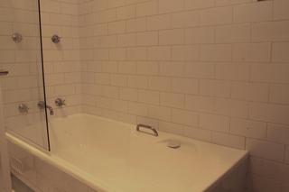 7/9 Campbell Street Wollongong - Bath tub (2014-10-23)