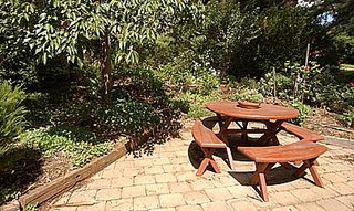 Front courtyard (2004-03-11)