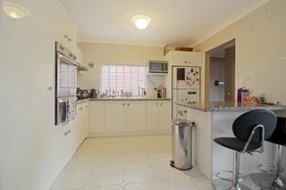 10/66 Kembla Street Wollongong - Kitchen (2015-06-19)