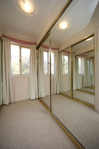 Walk-through robes (2006-09-19)