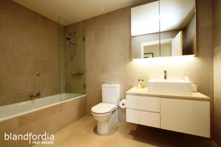 Bathroom (2014-11-11)