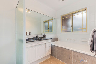 Main Bathroom (2017-08-09)