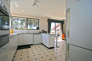 Kitchen from Dining (2010-01-21)