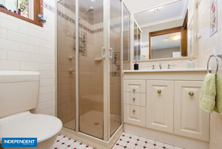 Ensuite to bedroom 2 (2014-10-09)