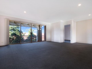 15/84 Smith Street Wollongong - Dining (2016-11-17)