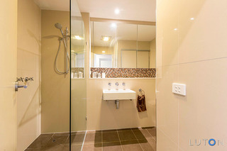 Bathroom (2015-12-08)