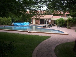 Pool, gym, BBQ (2008-11-20)