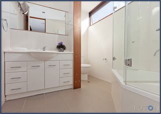 Bathroom (2011-04-11)