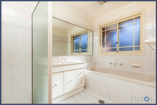 Bathroom (2012-10-02)