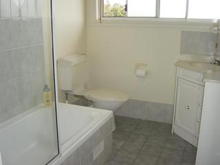 4/18 Mangerton Road Mangerton - Bathroom (2015-01-06)