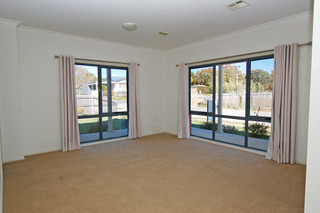 Lounge Room (2015-12-23)