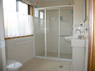 Flat bathroom (2009-10-29)
