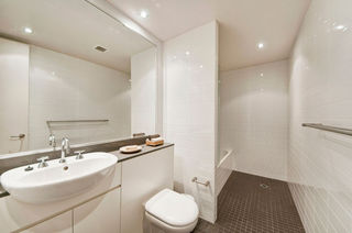 Main Bathroom (2011-10-27)
