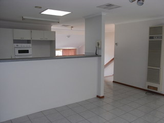Family to kitchen (2009-08-18)