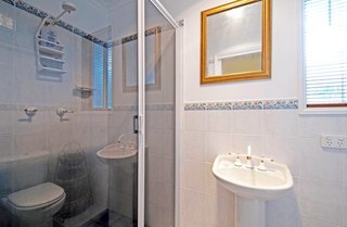 Bathroom (2011-03-11)