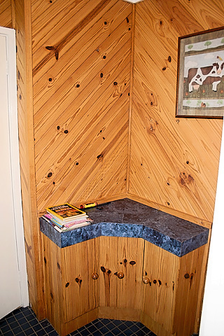 Bathroom storage (2004-11-24)